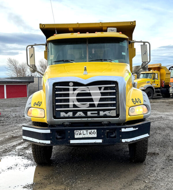 Camión Mack GU 813 6x4 Tolva – N°640 - Imagen 2