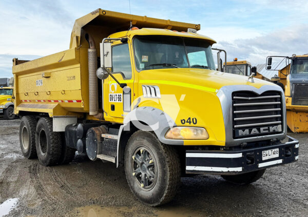 Camión Mack GU 813 6x4 Tolva – N°640