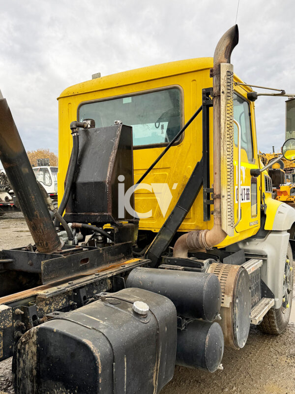 Camión Mack GU 813 6x4 Tolva – N°640 - Imagen 9